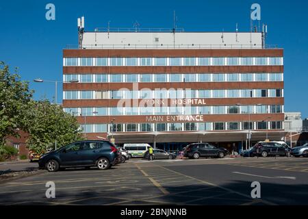 Krankenwagen vor dem Haupteingang NHS York Teaching Hospital Wigginton Road York North Yorkshire England Großbritannien GB Großbritannien Stockfoto