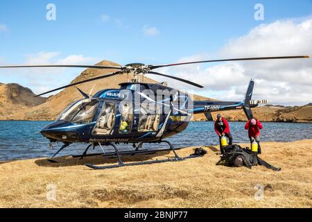 Heli-Tauchen, Herunterladen der Tauchausrüstung vom Hubschrauber aus auf einem Berg, See, Island Stockfoto