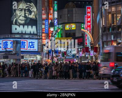 Shibuya, Japan - 7.2.20: Große Menschenmassen warten darauf, Shibuya's Scramble Crossing zu überqueren Stockfoto