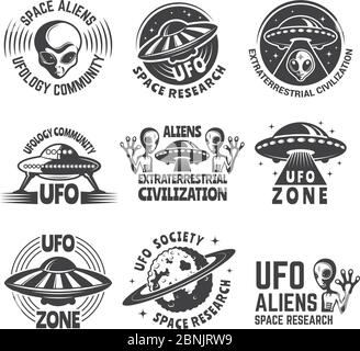 Monochrome Etiketten oder Abzeichen mit Bildern von Aliens, ufo und Raum Stock Vektor