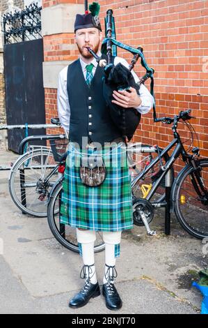 Ein Mann spielt schottische Great Highland Dudelsack, Green Street Green Street Diversity Procession, Green Street, Newham, London, England, UK Stockfoto