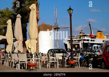 Griechenland, Insel Paros, Restaurant mit geschlossener Bar am Hafen, August 22 2010. Stockfoto