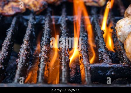 Fleisch wird auf einem Grill flammengebraten, Grill mit Grillflamme Stockfoto