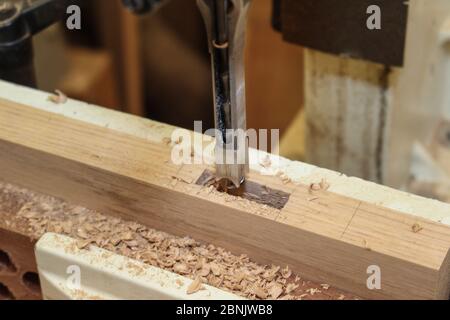 Schneiden von Mortises in Eiche auf einer Mortisiermaschine, Eiche mortise Stockfoto