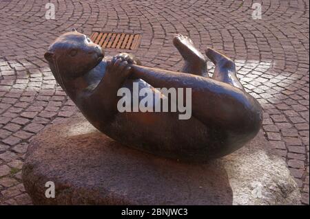 Eine Skulptur von Rose-Maria Stiller in Bronze in der Havelstraße in der Altstadt von Berlin-Spandau. Stockfoto