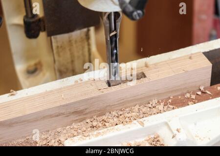 Schneiden von Mortises in Eiche auf einer Mortisiermaschine, Eiche mortise Stockfoto