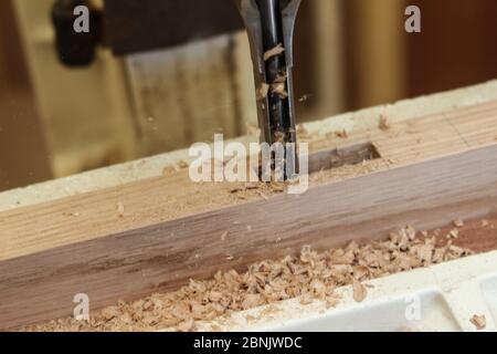 Schneiden von Mortises in Eiche auf einer Mortisiermaschine, Eiche mortise Stockfoto