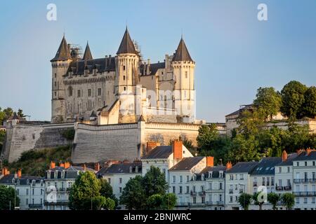 Abend über Chateau de Saumur (B. 12. Jahrhundert) entlang der Loire, Maine-et-Loire, Centre, Frankreich Stockfoto