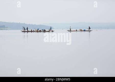 Überqueren von Kongo River mit Waren zu handeln, der Fluss ist die Grenze zwischen der Republik Kongo und der Demokratischen Republik Kongo (DRC) Stockfoto