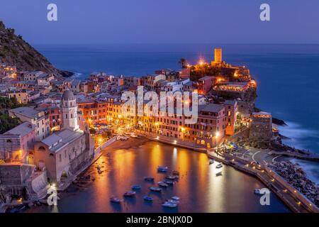 Blick in die Dämmerung über Vernazza - eine der Cinque Terre entlang der Küste Liguriens, Italien Stockfoto