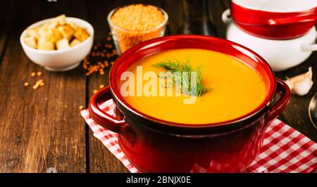 Linsenpüree Suppe in einer Pfanne, Holzhintergrund Stockfoto