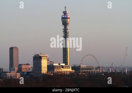 Sunset BT Tower, früher bekannt als Post Office Tower und British Telecom Tower, London, England. Stockfoto