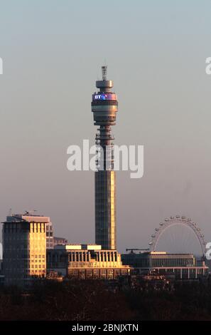 Sunset BT Tower, früher bekannt als Post Office Tower und British Telecom Tower, London, England. Stockfoto