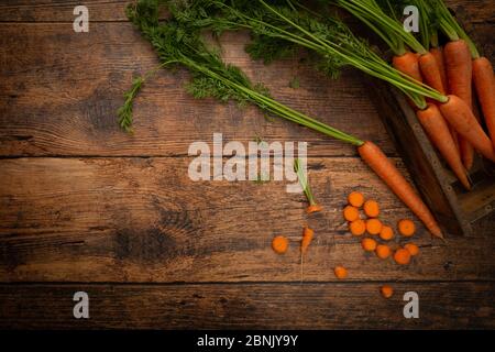 Farm frische Karotten auf einem rustikalen Holz Table Top View Flat Lay Stockfoto