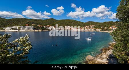 Ein vielfaches Panoramabild mit Blick über das Wasser der Brna Bay in der Smokvica-Region der Insel Korcula, die sich an den Südhängen befindet. Stockfoto