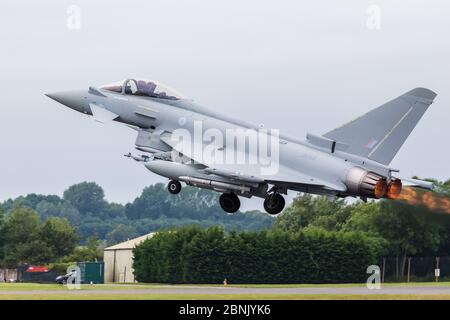 BAE Eurofighter Typhoon, der im Juli 2016 von der Start- und Landebahn in Fairford in England abheben wird. Stockfoto