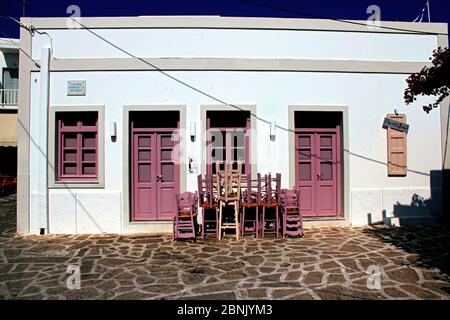 Griechenland, Insel Antiparos, Außenansicht einer geschlossenen Bar in der Hauptstadt. Stockfoto