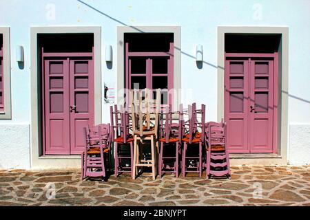 Griechenland, Insel Antiparos, Außenansicht einer geschlossenen Bar in der Hauptstadt. Stockfoto