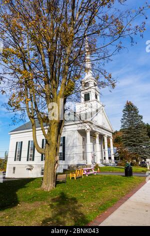 Blick auf die berühmte nicht konfessionelle Stowe Community Church in Main Street, Stowe, Vermont, New England, USA Stockfoto