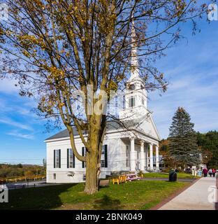 Blick auf die berühmte nicht konfessionelle Stowe Community Church in Main Street, Stowe, Vermont, New England, USA Stockfoto