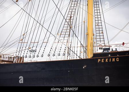 Wewelsfleth, Deutschland. Mai 2020. Die viermastige Barke 'Peking' befindet sich an der Pier der Peters Werft. Am Freitag wurde der 1911 gebaute Frachter nach umfangreichen Restaurierungsarbeiten an die Stiftung Historische Museen Hamburg (SHMH) übergeben. Im August soll 'De Hamborger Veermaster' von der Peters Werft nach Hamburg verlegt werden. Kredit: Christian Charisius/dpa/Alamy Live News Stockfoto