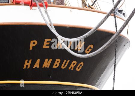 Wewelsfleth, Deutschland. Mai 2020. Der Schriftzug "Peking Hamburg" ist auf dem Heck der viermastigen Barke "Peking" in der Peters Werft zu sehen. Am Freitag wurde der 1911 gebaute Frachter nach umfangreichen Restaurierungsarbeiten an die Stiftung Historische Museen Hamburg (SHMH) übergeben. Im August soll 'De Hamborger Veermaster' von der Peters Werft nach Hamburg verlegt werden. Kredit: Christian Charisius/dpa/Alamy Live News Stockfoto