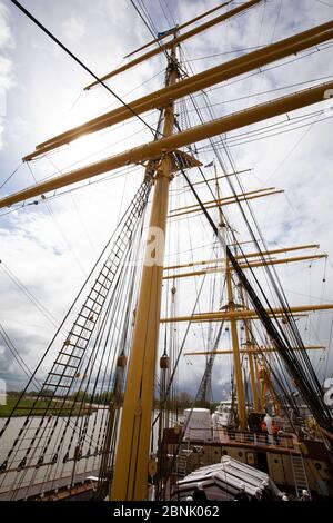 Wewelsfleth, Deutschland. Mai 2020. Blick in die Takelage der viermastigen Barke 'Peking' auf der Peters Werft. Am Freitag wurde der 1911 gebaute Frachter nach umfangreichen Restaurierungsarbeiten an die Stiftung Historische Museen Hamburg (SHMH) übergeben. Im August soll 'De Hamborger Veermaster' von der Peters Werft nach Hamburg verlegt werden. Kredit: Christian Charisius/dpa/Alamy Live News Stockfoto