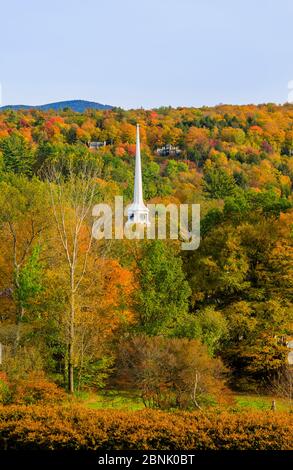 Blick auf die Turmspitze der berühmten nicht konfessionellen Stowe Community Church in Main Street, Stowe, Vermont, New England, USA in Herbstfarben Stockfoto