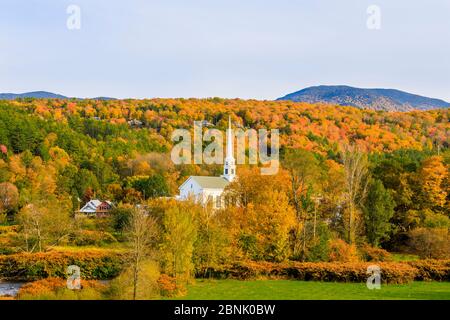 Blick auf die berühmte nicht konfessionelle Stowe Community Church in Main Street, Stowe, Vermont, New England, USA in Herbstfarben Stockfoto