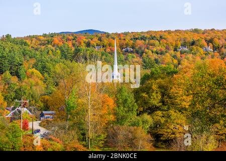 Blick auf die Turmspitze der berühmten nicht konfessionellen Stowe Community Church in Main Street, Stowe, Vermont, New England, USA in Herbstfarben Stockfoto