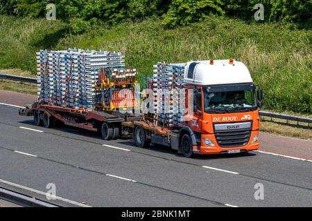 LEYLAND Trucks DE Rooy Niederländischer Autotransporter; Speditionswagen, Sonderanfertigungen für Transport, Transport, oranger LKW, Frachtführer, DAF CF Tractor Unit Vehicle, Europäische gewerbliche Transportindustrie, M6 in Manchester, Großbritannien Stockfoto
