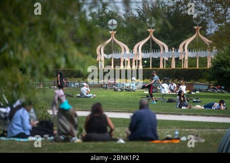 Nach der Einführung von Maßnahmen, um das Land aus der Blockierung zu bringen, sitzen die Menschen im Battersea Park, London. Stockfoto