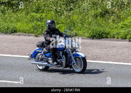 TRIUMPH Bonneville; Motorradfahrer; Zweiradtransport, Motorräder, Fahrzeug, Straßen, Motorräder, Motorradfahrer, die auf der Autobahn M6 Chorley fahren, Großbritannien Stockfoto