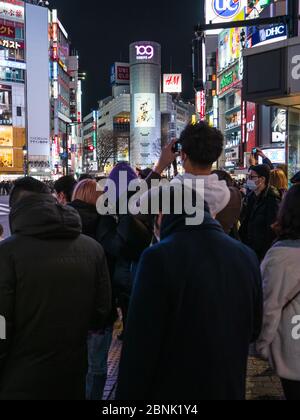 Shibuya, Japan - 7.2.20: Große Menschenmassen warten darauf, Shibuya's Scramble Crossing zu überqueren Stockfoto