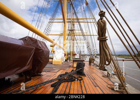 Wewelsfleth, Deutschland. Mai 2020. Blick über das Deck der viermastigen Barke 'Peking' auf der Peters Werft. Am Freitag wurde der 1911 gebaute Frachter nach umfangreichen Restaurierungsarbeiten an die Stiftung Historische Museen Hamburg (SHMH) übergeben. Im August soll 'De Hamborger Veermaster' von der Peters Werft nach Hamburg verlegt werden. Kredit: Christian Charisius/dpa/Alamy Live News Stockfoto