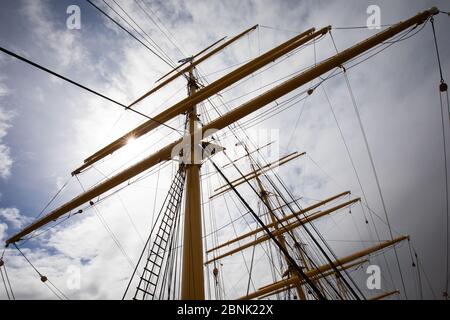 Wewelsfleth, Deutschland. Mai 2020. Blick in die Takelage der viermastigen Barke 'Peking' auf der Peters Werft. Am Freitag wurde der 1911 gebaute Frachter nach umfangreichen Restaurierungsarbeiten an die Stiftung Historische Museen Hamburg (SHMH) übergeben. Im August soll 'De Hamborger Veermaster' von der Peters Werft nach Hamburg verlegt werden. Kredit: Christian Charisius/dpa/Alamy Live News Stockfoto