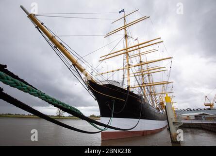 Wewelsfleth, Deutschland. Mai 2020. Die viermastige Barke 'Peking' befindet sich an der Pier der Peters Werft. Am Freitag wurde der 1911 gebaute Frachter nach umfangreichen Restaurierungsarbeiten an die Stiftung Historische Museen Hamburg (SHMH) übergeben. Im August soll 'De Hamborger Veermaster' von der Peters Werft nach Hamburg verlegt werden. Kredit: Christian Charisius/dpa/Alamy Live News Stockfoto