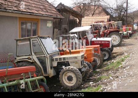 Viele Traktoren vor einem Haus auf dem Land Rumänien geparkt Stockfoto