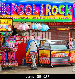 Die Rock- und Eisstände in Blackpool sind am ersten Wochenende nach der Lockerung der Lockdown-Beschränkungen für Coronavirus wieder geöffnet Stockfoto