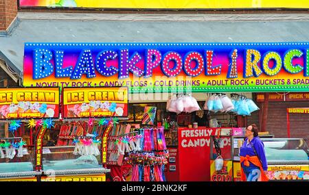 Die Rock- und Eisstände in Blackpool sind am ersten Wochenende nach der Lockerung der Lockdown-Beschränkungen für Coronavirus wieder geöffnet Stockfoto