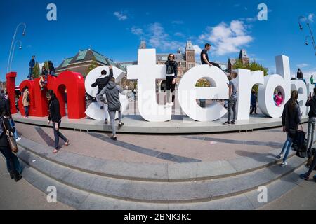 Blue skyAmsterdam, Niederlande - April 2017: Das I Love Amsterdam Schild befindet sich in der Nähe des berühmten Rijks Museum Stockfoto