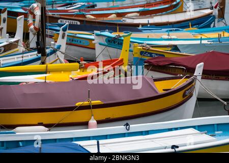 Nizza, Frankreich - April 2017: Kolousful hölzerne Dingys im Hafen von Nizza Stockfoto