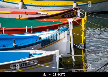 Nizza, Frankreich - April 2017: Kolousful hölzerne Dingys im Hafen von Nizza Stockfoto