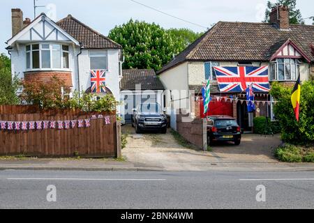 Union Jack Flaggen und Ammer sind auf Häusern in Chippenham, Wiltshire, abgebildet, während das Vereinigte Königreich den 75. Jahrestag des VE Day feiert Stockfoto