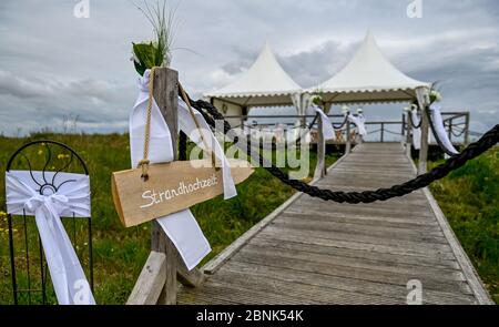 15. Mai 2020, Schleswig-Holstein, Stein: Zwei Festzelte für einen Hochzeitstand am Strand der Kieler Förde vorbereitet. Familienfeiern sind aufgrund der Koronakrise nur bedingt möglich. Foto: Axel Heimken/dpa Stockfoto