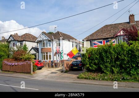 Union Jack Flaggen und Ammer sind auf Häusern in Chippenham, Wiltshire, abgebildet, während das Vereinigte Königreich den 75. Jahrestag des VE Day feiert Stockfoto