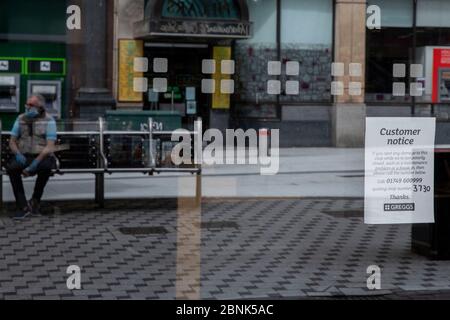 Ein Kundenhinweis am Fenster eines Greggs-Shops im Stadtzentrum von Cardiff, Mai 2020. Stockfoto