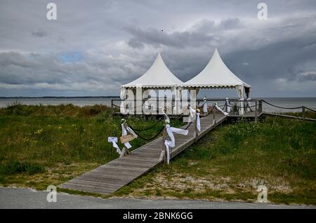 15. Mai 2020, Schleswig-Holstein, Stein: Zwei Festzelte für einen Hochzeitstand am Strand der Kieler Förde vorbereitet. Familienfeiern sind aufgrund der Koronakrise nur bedingt möglich. Foto: Axel Heimken/dpa Stockfoto