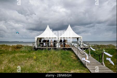 15. Mai 2020, Schleswig-Holstein, Stein: In zwei festlich geschmückten Zelten findet am Strand der Kieler Förde eine Hochzeitszeremonie statt. Familienfeiern sind aufgrund der Koronakrise nur bedingt möglich. Foto: Axel Heimken/dpa Stockfoto