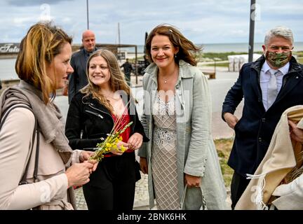 15. Mai 2020, Schleswig-Holstein, Stein: Hochzeitsgäste warten am Strand der Kieler Förde auf den Beginn der Trauung. Familienfeiern sind aufgrund der Koronakrise nur bedingt möglich. Foto: Axel Heimken/dpa Stockfoto